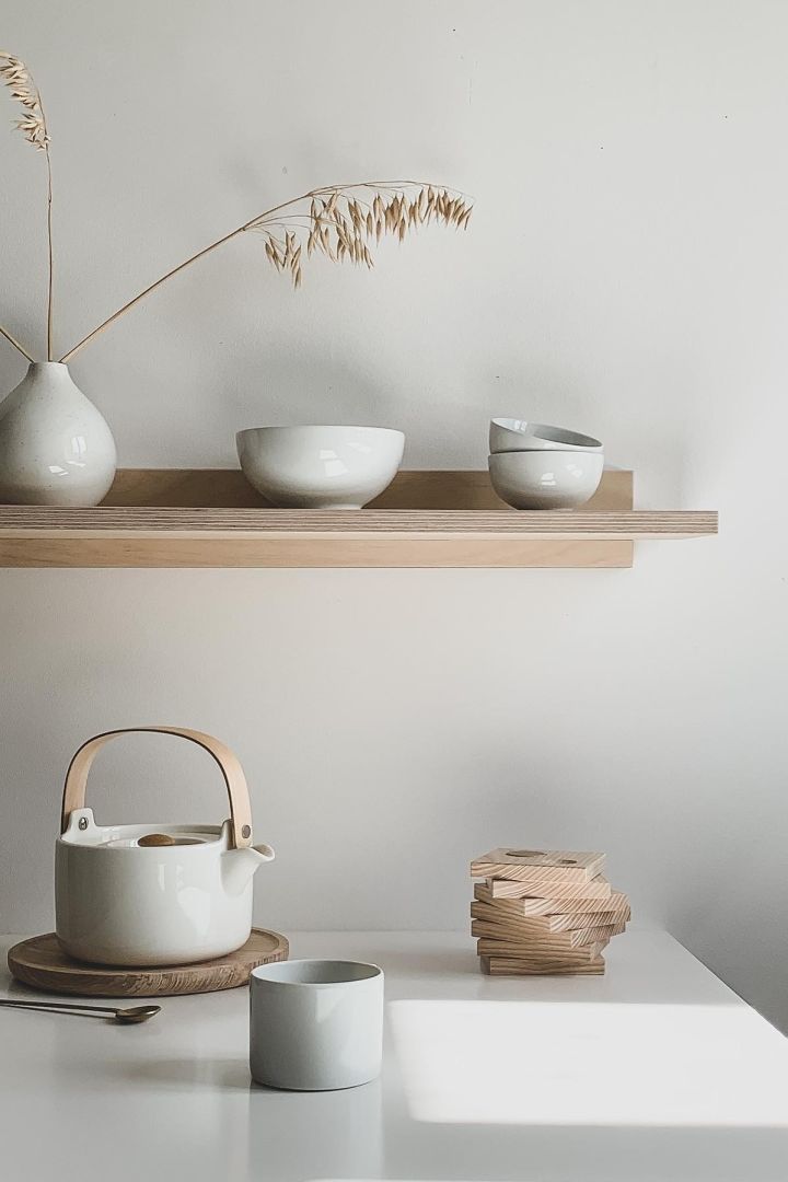 Japandi: este estilo de vida se caracteriza por la calma y el orden. Disfruta de tu hogar minimalista con una taza aquí, por ejemplo con la tetera Oika de Marimekko.