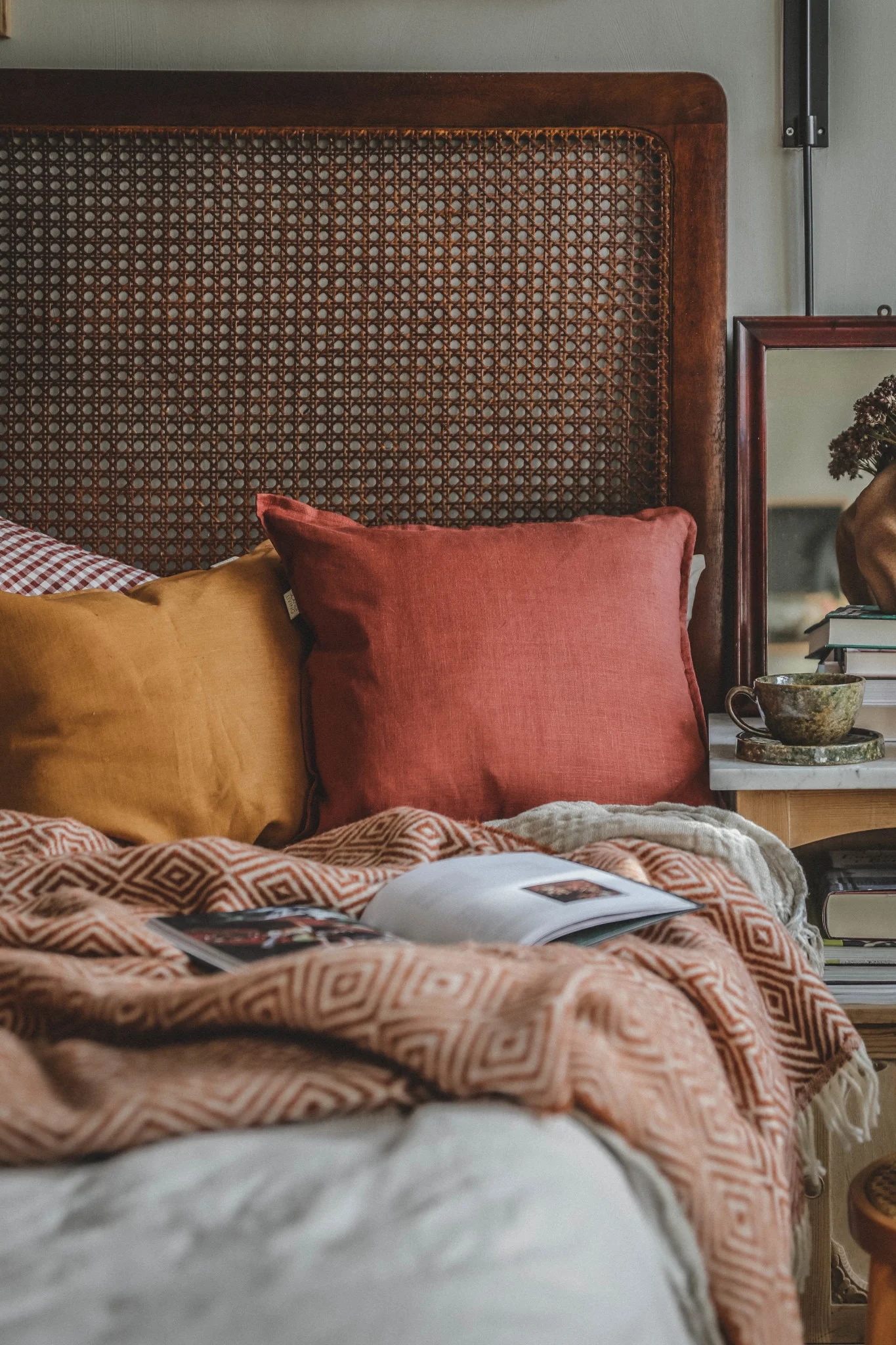 El dormitorio de estilo boho de @hannesmauritzson. Las fundas de cojín Calm en amarillo y rojo de Scandi Living son perfectas como decoración boho.