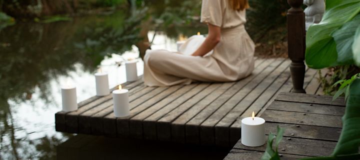 Lagom también significa relajación. Aquí, una mujer sentada en un embarcadero, rodeada de velas LED de Uyuni.