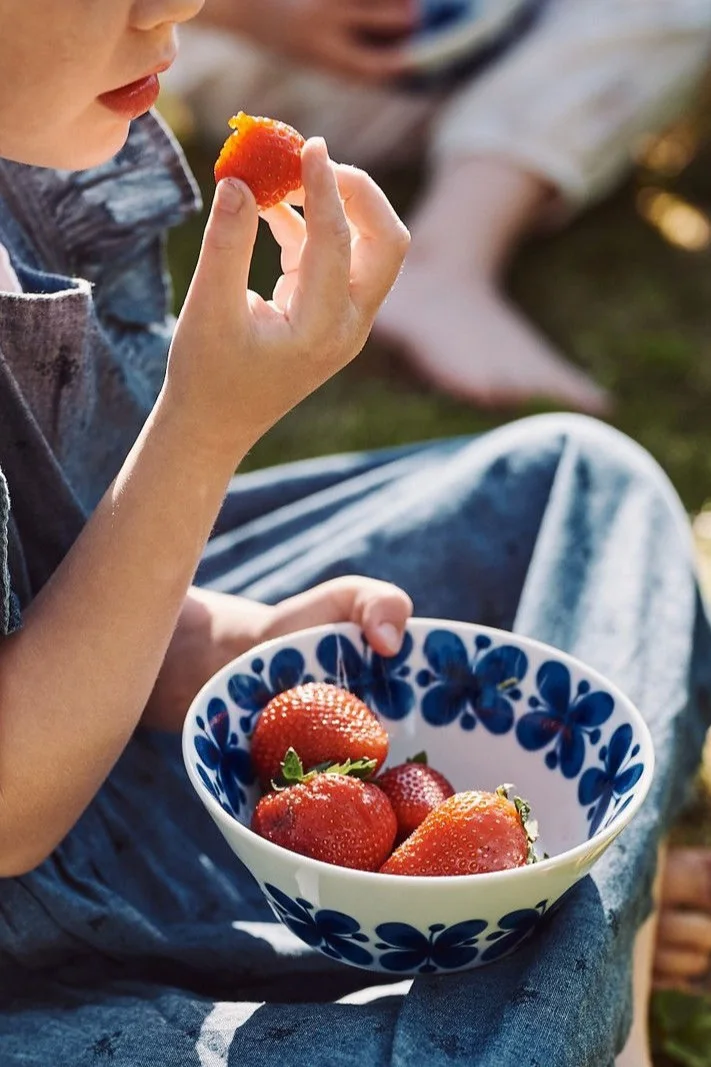 Prepara la mesa para el pleno verano con una vajilla azul y blanca: el cuenco Mon Amie con motivos florales azules y blancos, relleno de fresas.