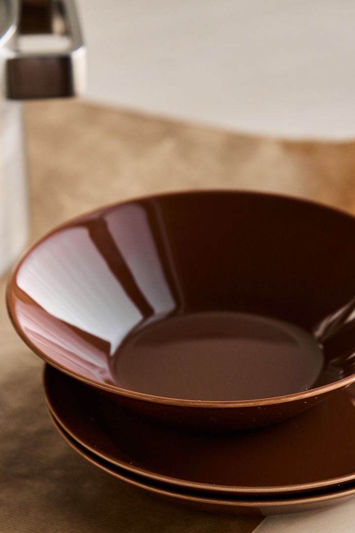 El plato Teema en un tono marrón terroso, perfecto si deseas decorar la mesa según las tendencias de color para interiores de 2024.