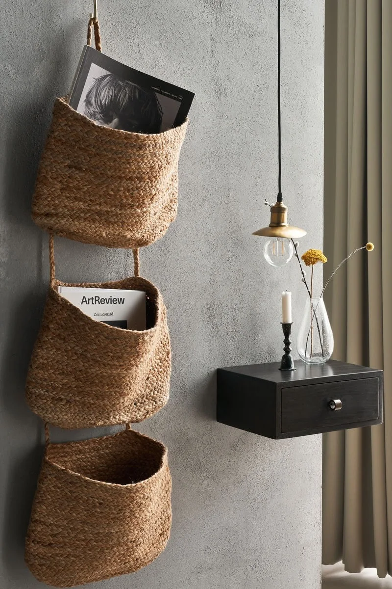Práctica decoración de pared de estilo boho: las cestas de almacenaje Ramla de House Doctor.