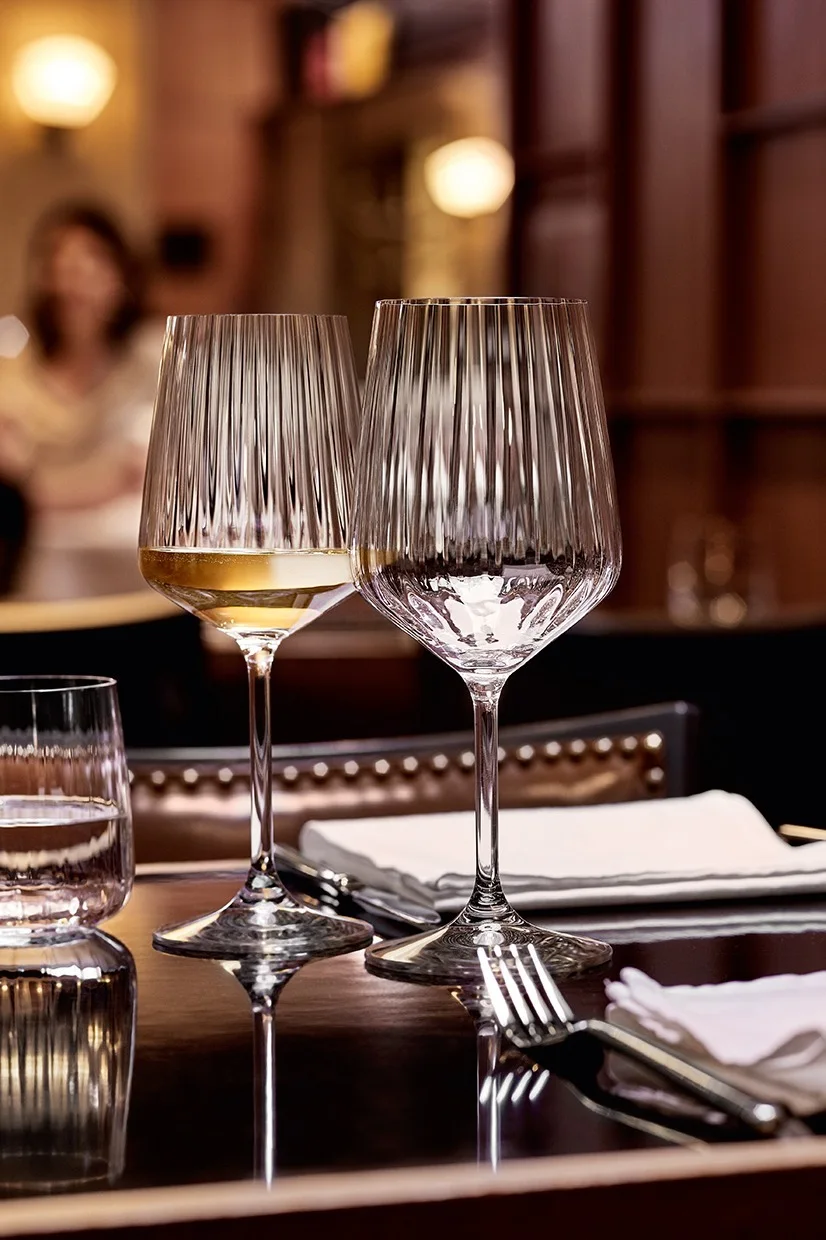 Las elegantes copas LifeStyle de Spiegelau, que aquí se muestran sobre una mesa puesta, crean un ambiente elegante e invitan a disfrutar de momentos especiales.