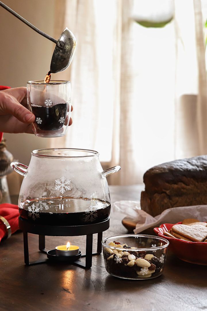 La taza, el cuenco y la olla para glögg con estrellas de nieve de Dorre son una excelente recomendación para disfrutar del ambiente navideño con glögg junto a Baka med Frida. 