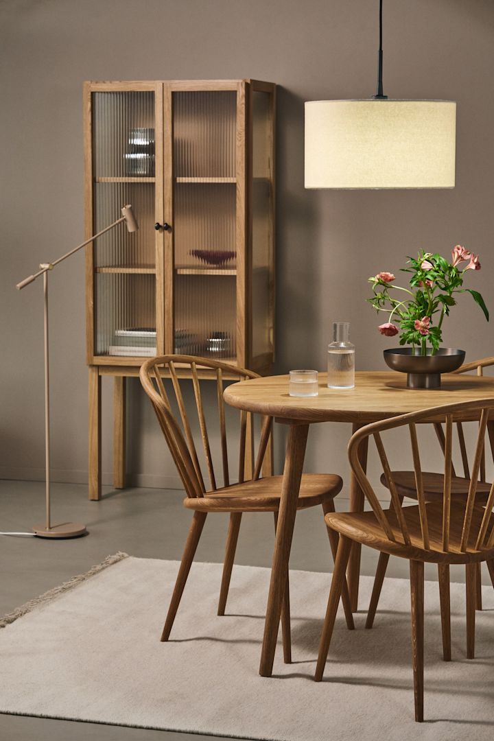 Ideas de iluminación para el comedor, como la lámpara colgante Soft y la lámpara de pie Cato.