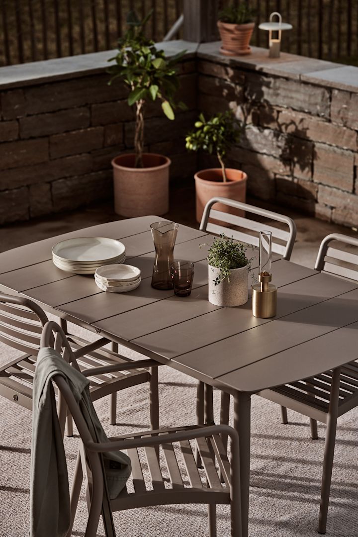 Con su color topo y sus formas curvas, las sillas de la colección Messina y la mesa Marsala, ambas de 1898 y colocadas en una terraza, encajan perfectamente en las tendencias de este año en mobiliario de jardín.