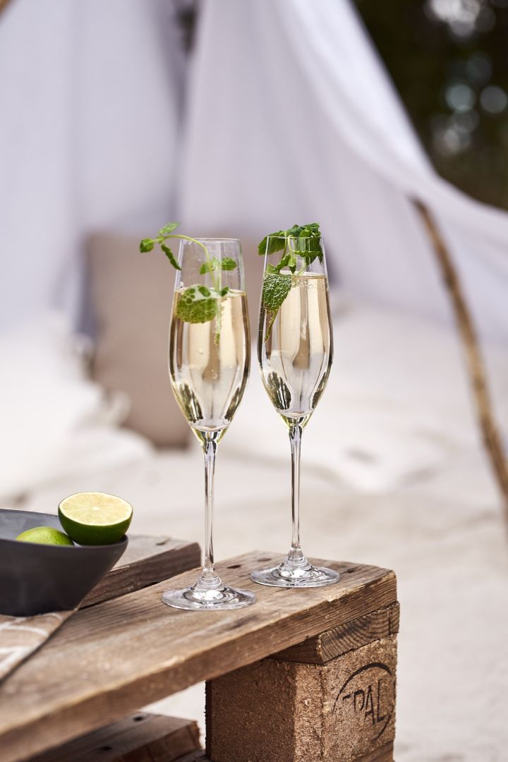 Bebidas de verano - Prosecco con flor de saúco y menta servido en la copa de champán Karlevi de Scandi Living