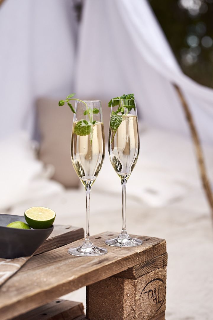 Bebidas de verano - Prosecco con flor de saúco y menta servido en la copa de champán Karlevi de Scandi Living