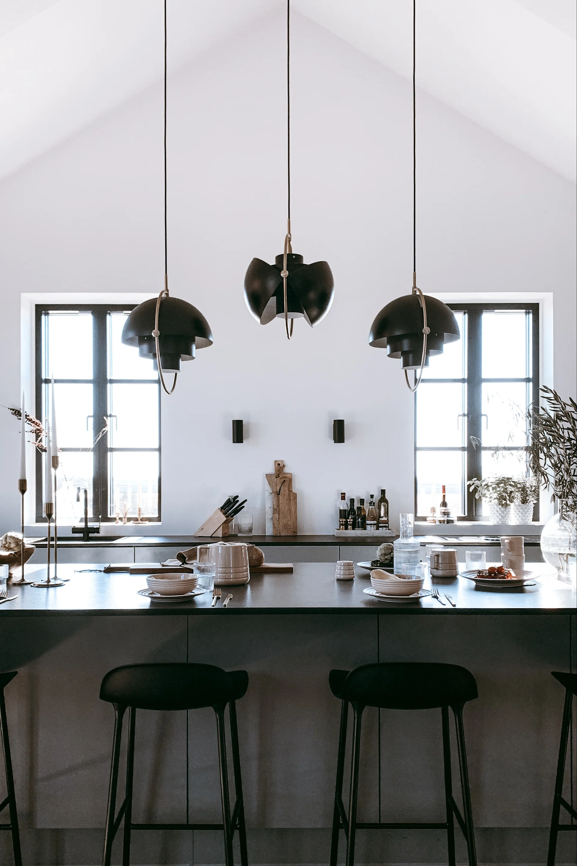 Piensa si quieres una iluminación ambiental o funcional en la cocina. Aquí puedes ver una colección de Multi-Lite de Gubi colgada en la cocina de la influencer sueca @arkihem. 