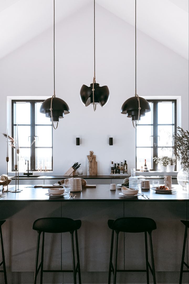Piensa si quieres una iluminación ambiental o funcional en la cocina. Aquí puedes ver una colección de Multi-Lite de Gubi colgada en la cocina de la influencer sueca @arkihem. 