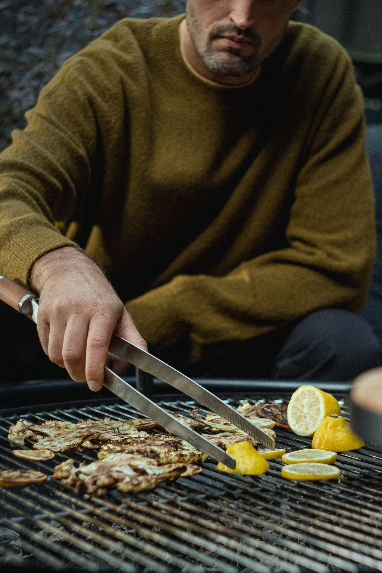 Para los aficionados a las barbacoas, las pinzas para barbacoa Tongs de Fiskars son una gran idea de regalo para el Día del Padre.