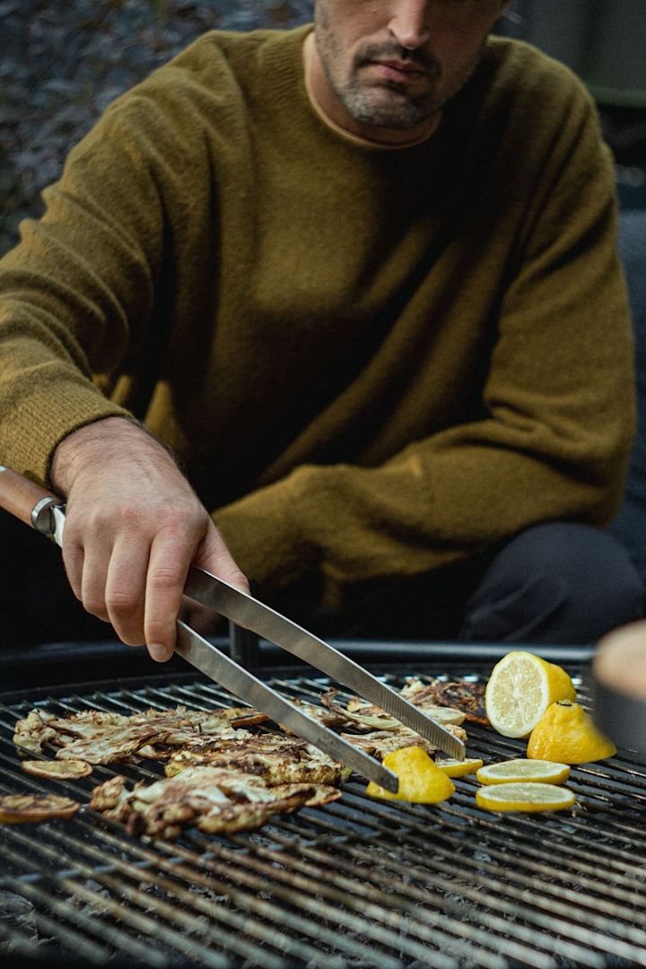 Para los aficionados a las barbacoas, las pinzas para barbacoa Tongs de Fiskars son una gran idea de regalo para el Día del Padre.