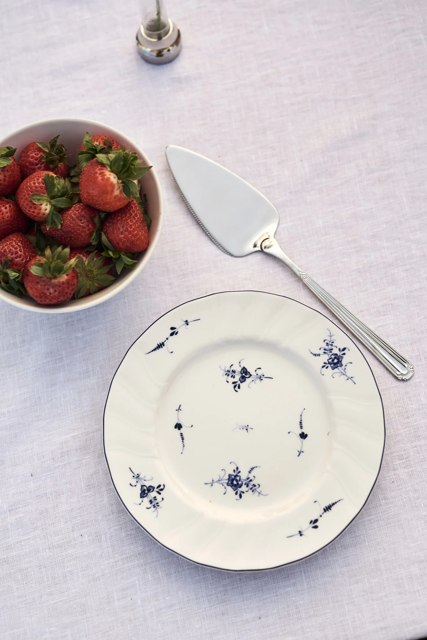 Pon la mesa con una vajilla azul y blanca en pleno verano: este romántico plato de Villeroy & Boch.
