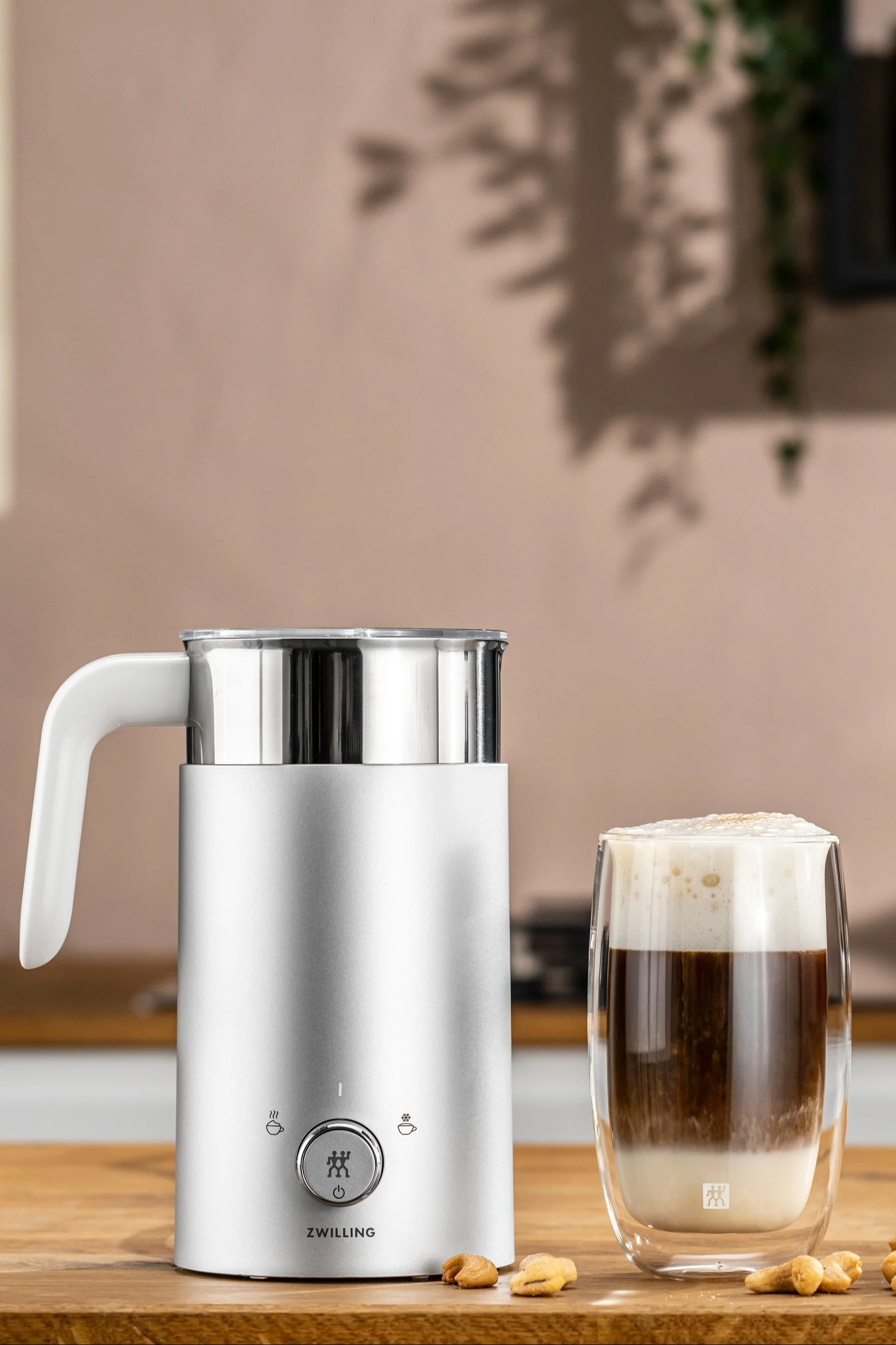 Un espumador de leche eléctrico es el regalo perfecto para los padres que aprecian un buen capuchino, ya que facilita mucho el trabajo. Aquí puedes ver el espumador de leche Zwilling junto a una taza de cappuccino.
