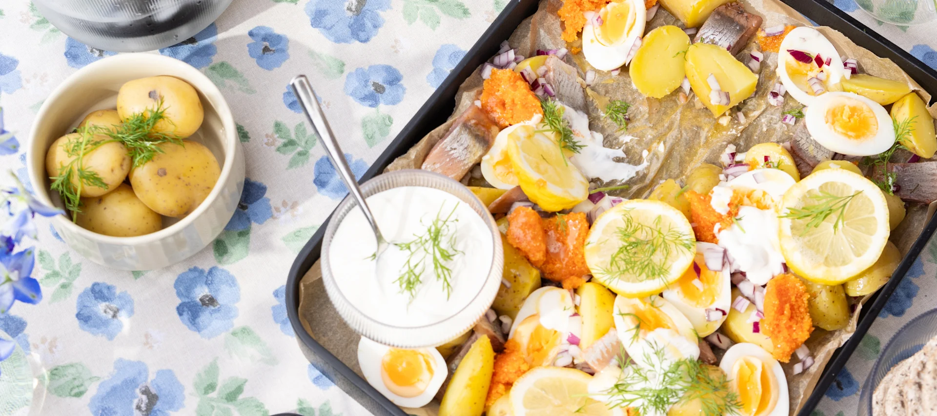 Recetas de verano: una ensalada sueca de patata con huevo y arenque sobre una mesa, junto a patatas.