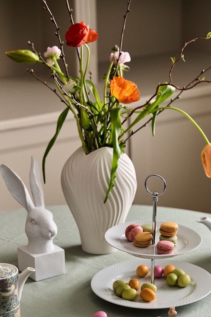 Ideas para decorar la mesa de Pascua: aquí puedes ver el jarrón de Swedese junto al conejo de Lene Bjerre como centro de mesa.