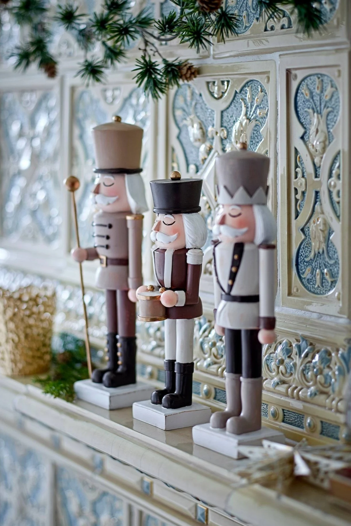 El candelabro Mistletoe de Cooee Design es un añadido tradicional para tu decoración navideña de 2025.