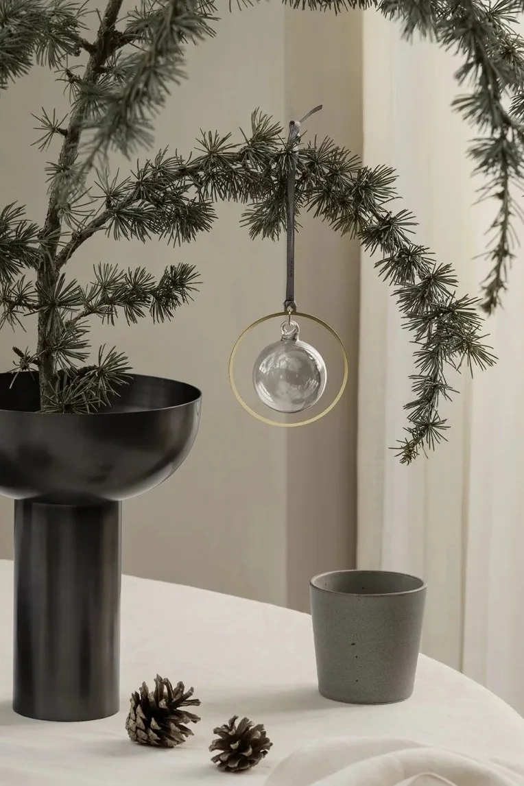 El candelabro Mistletoe de Cooee Design es un añadido tradicional para tu decoración navideña de 2025.