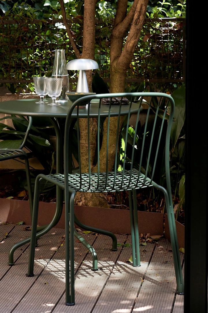 En el tema del mobiliario para balcones pequeños, la silla Thorvald de &Tradition encaja a la perfección. La silla verde de acero lacado no ocupa mucho espacio, pero su diseño es a la vez cómodo y elegante.