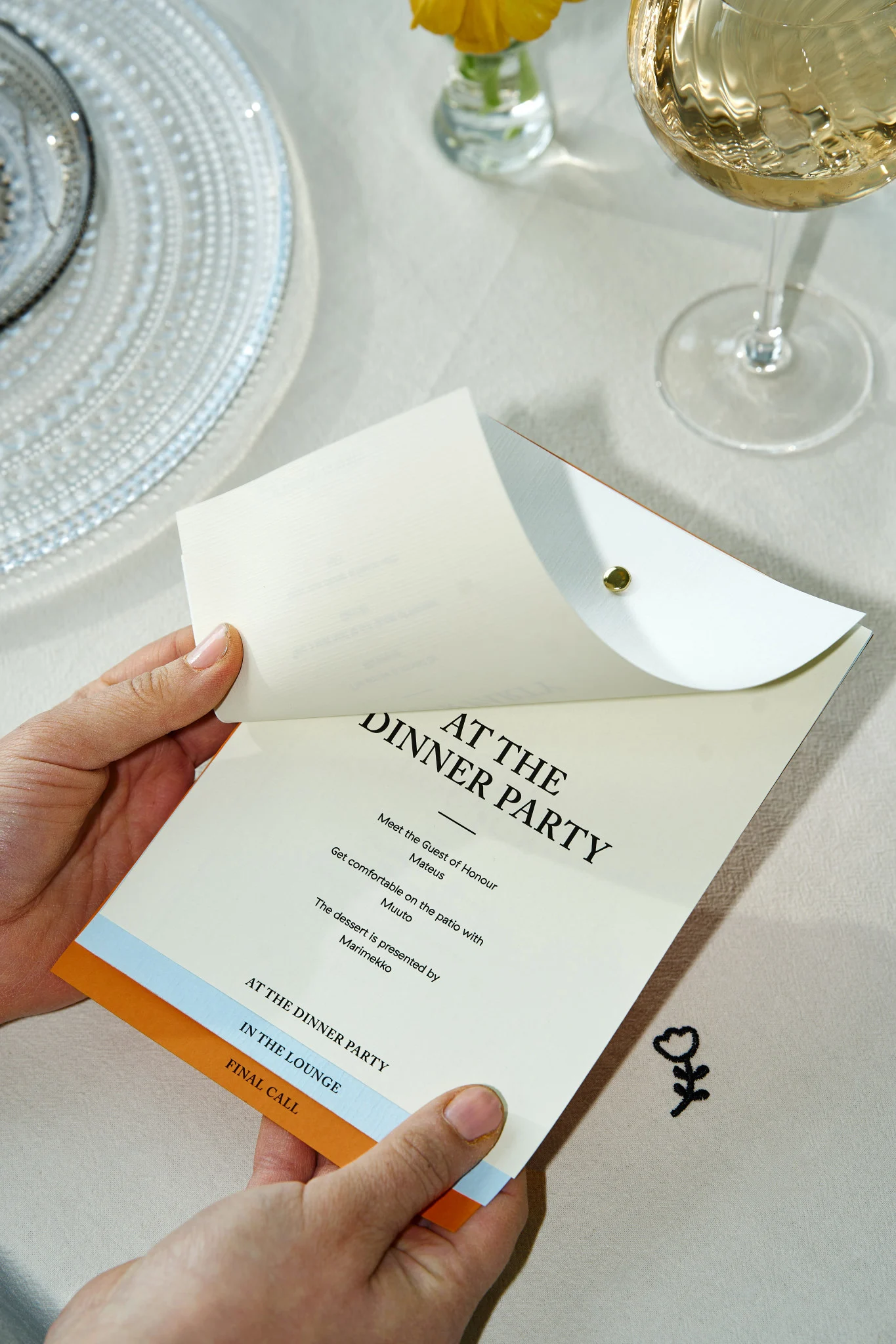 Descubre cómo organizar una fiesta. Aquí ves un par de manos sosteniendo una tarjeta que resalta el horario de la fiesta.