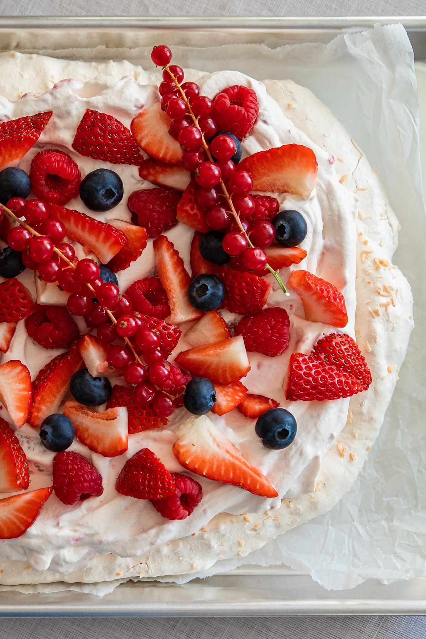 Prepara una deliciosa tarta de merengue con la sencilla receta de tarta de Pascua de Hornea con Frida. Decora tu tarta de Pascua con frutos del bosque frescos como arándanos, frambuesas, grosellas rojas y fresas.