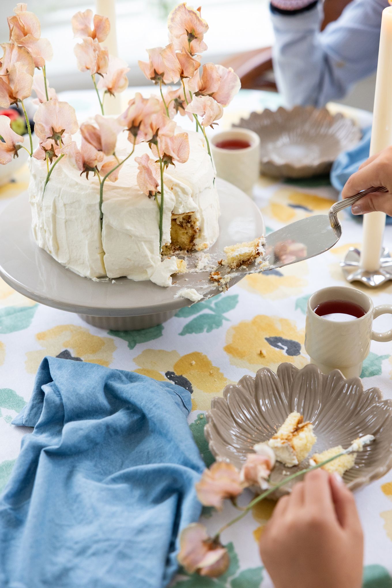 Una decoración de mesa colorida y primaveral con una gran tarta, todo de Sagaform.
