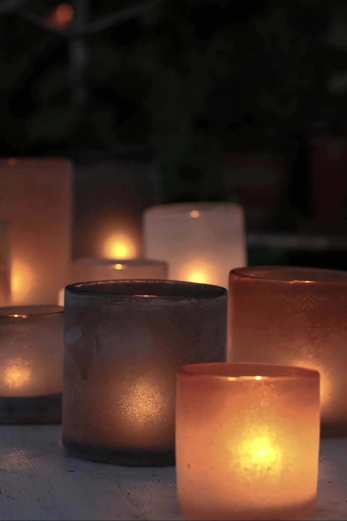 La iluminación adecuada también es importante a la hora de decorar un balcón al estilo boho. Coloca varios farolillos, por ejemplo, de la colección Frost de Tell me more.