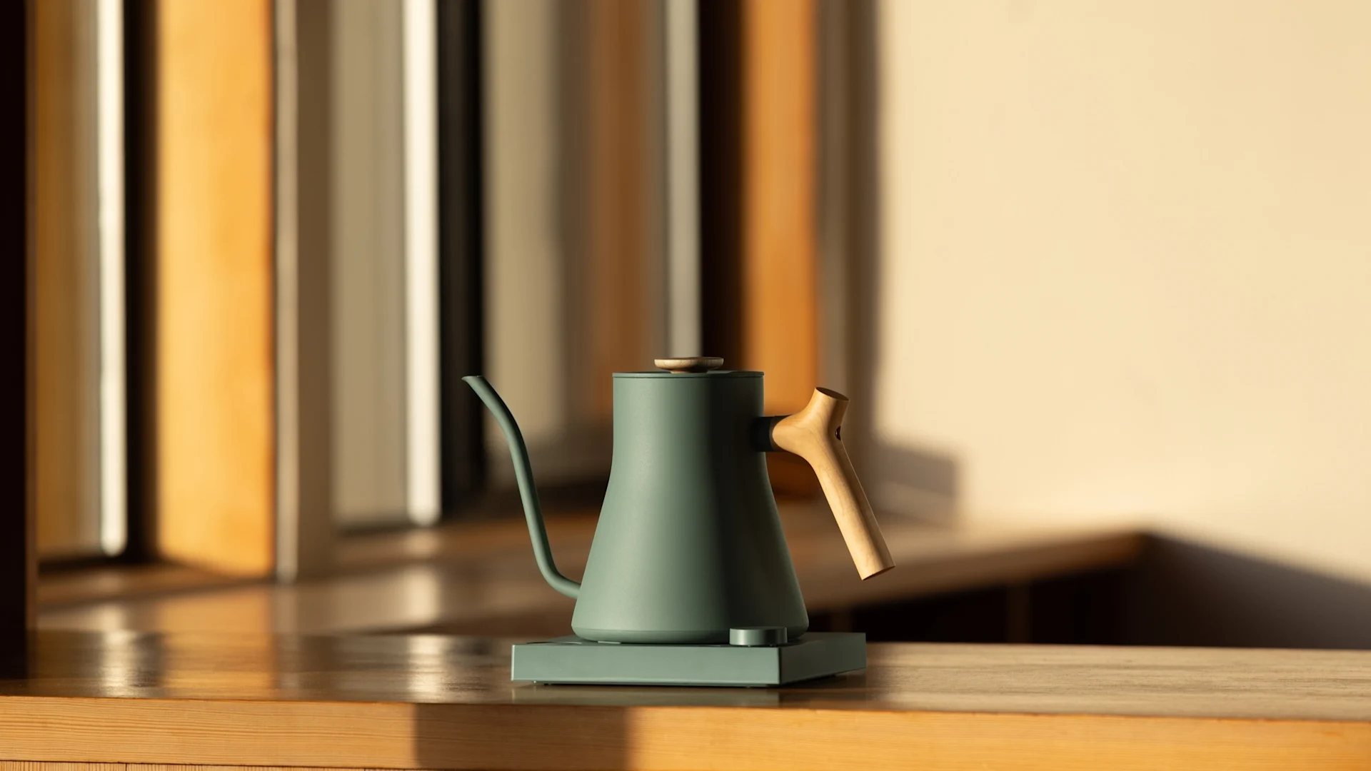 En la mesa hay vasos, platos y cuencos de Iittala con una preciosa luz diurna.