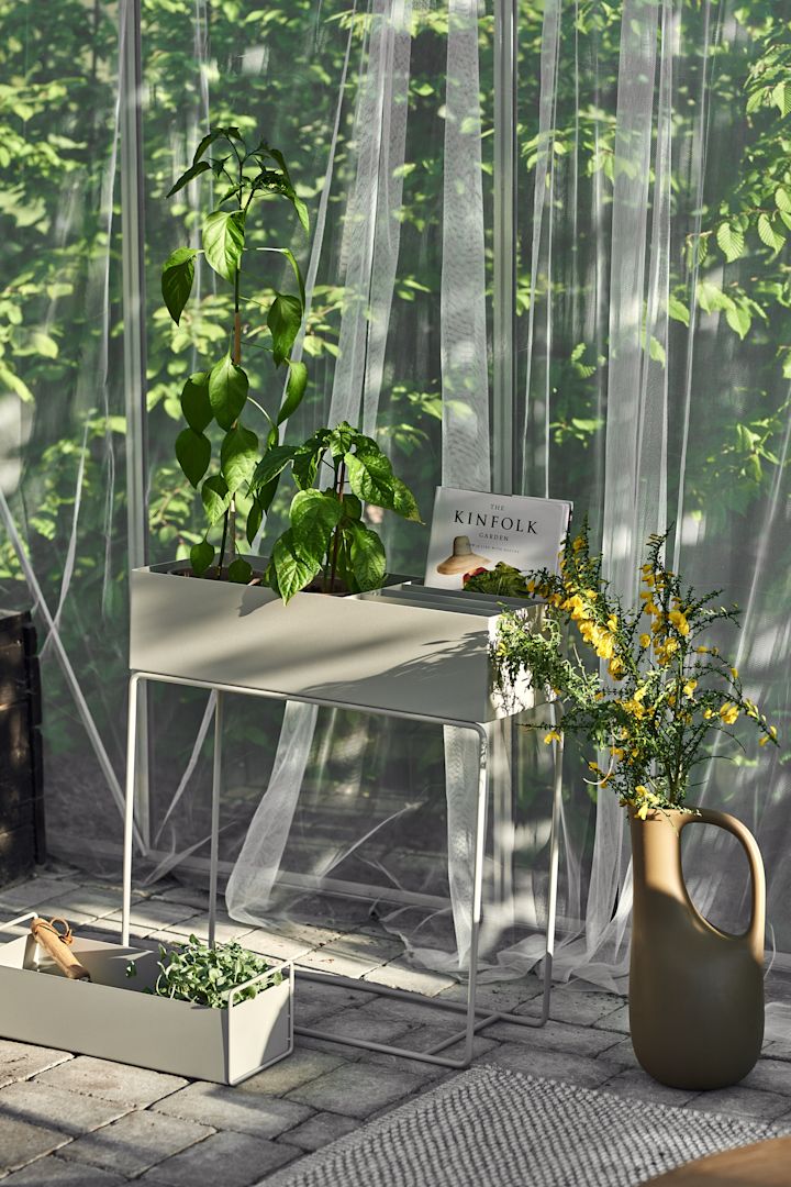 Ideas de decoración para patio acogedor: Crea un patio acogedor con la Plant Box de Ferm LIVING.