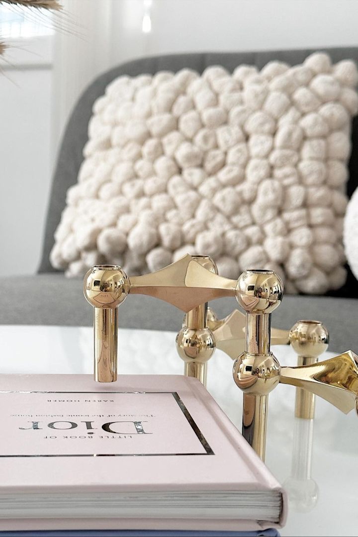 Boho y otros estilos de decoración: para el lujoso estilo de decoración escandinavo, opta por elementos dorados, por ejemplo en forma de portavelas que aquí puedes ver el del usuario de Instagram atikas_blog.