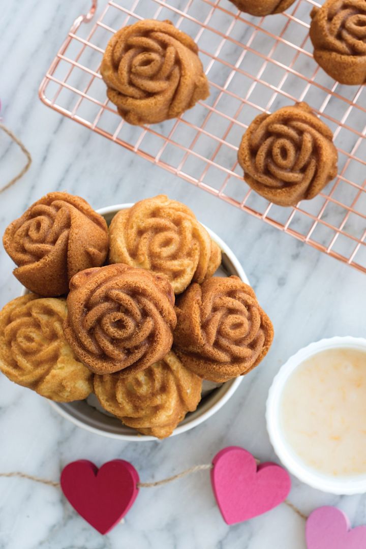 San Valentín en casa: hornea pasteles con forma de rosa para tu San Valentín, por ejemplo con el molde Rosebud de Nordic Ware.