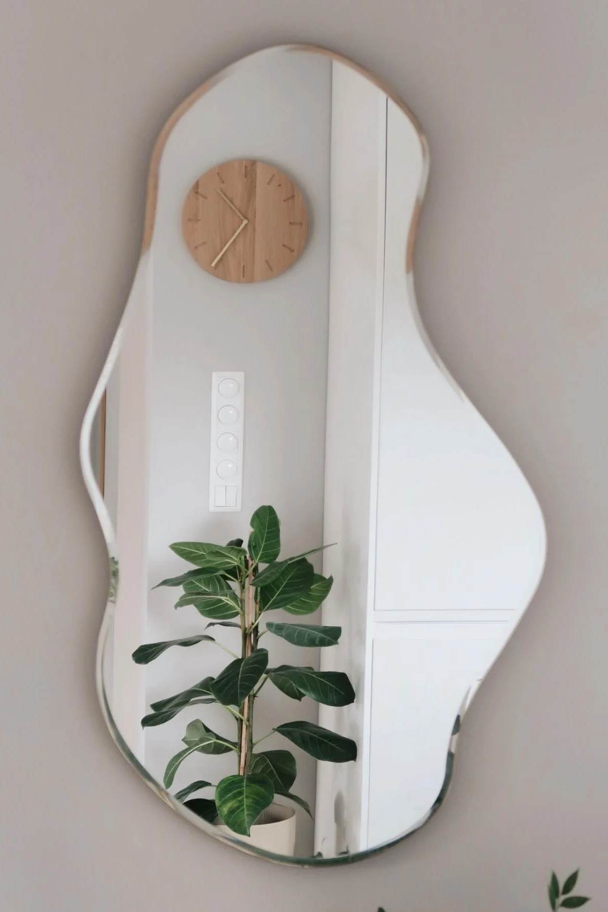 Los espejos orgánicos, como el espejo Pond de Ferm Living en casa de @casa_pedersen, son especialmente adecuados para la decoración feng shui.