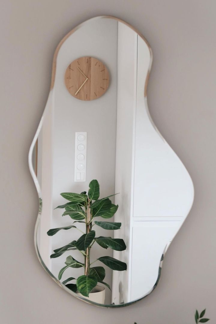 Los espejos orgánicos, como el espejo Pond de Ferm Living en casa de @casa_pedersen, son especialmente adecuados para la decoración feng shui.