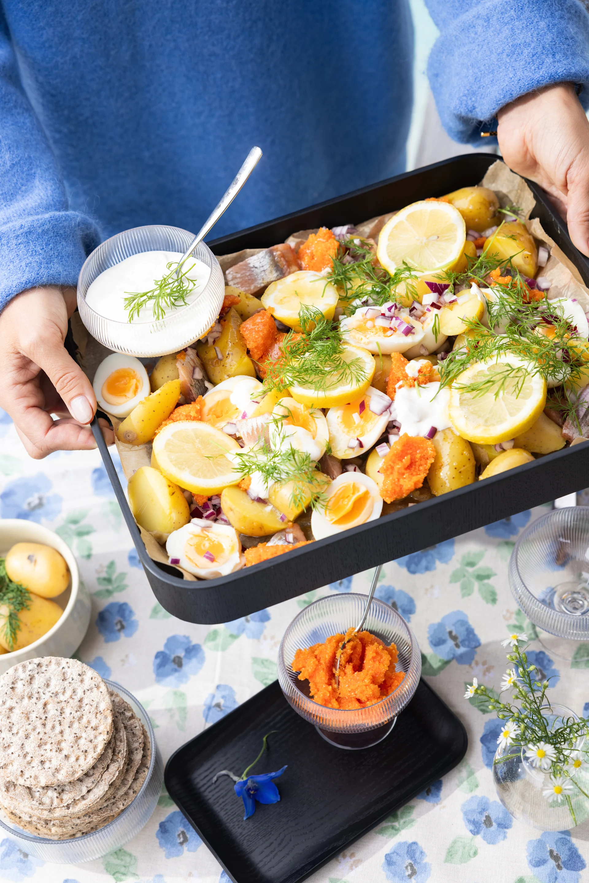 La ensalada veraniega de patatas matjes con huevo y eneldo se sirve en la bandeja Hanna de Sagaform.