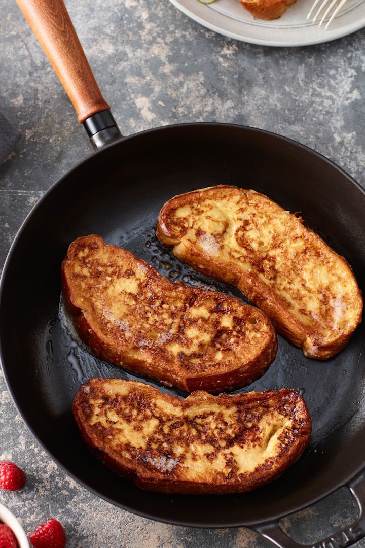 Las torrijas friéndose en la sartén vintage de hierro fundido de Staub.