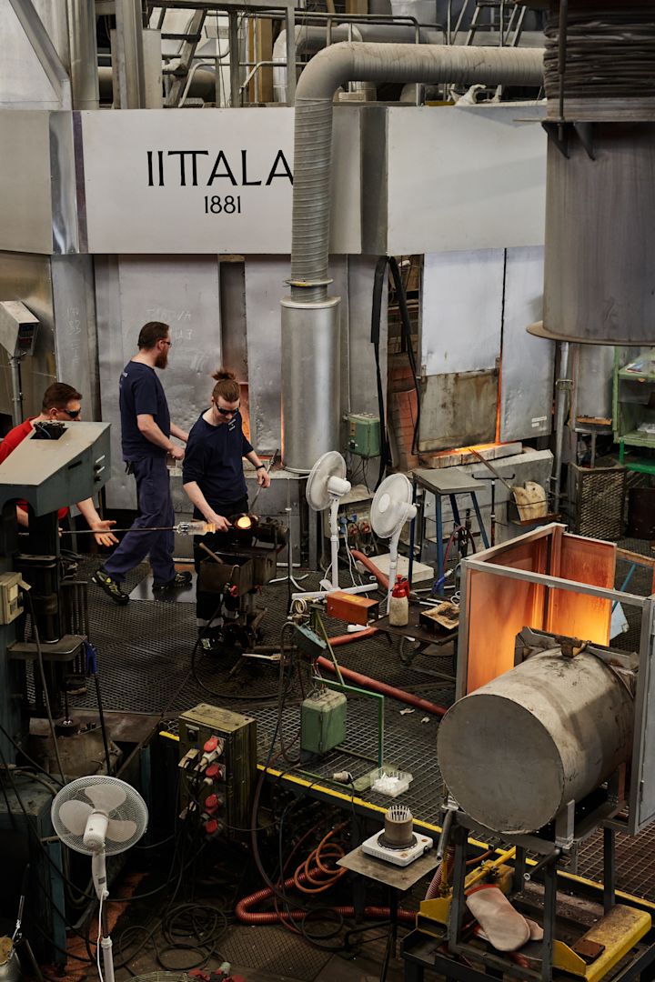 Aquí puede ver la producción en acción en la fábrica de vidrio de Iittala en Finlandia.