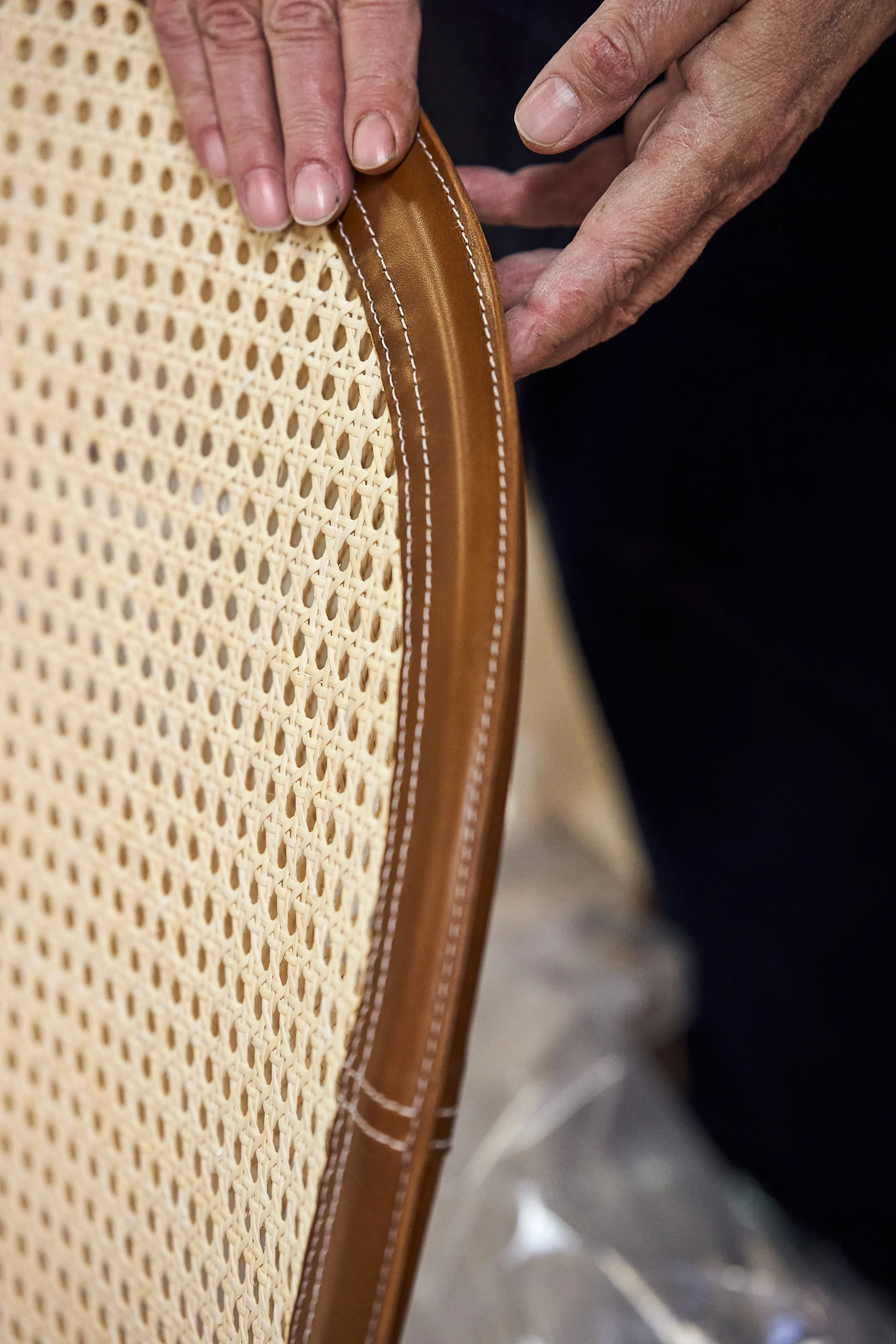 Gäsrnäs: detalle del sillón Dandy de Gärsnäs, donde el ratán se une al cuero de color coñac.