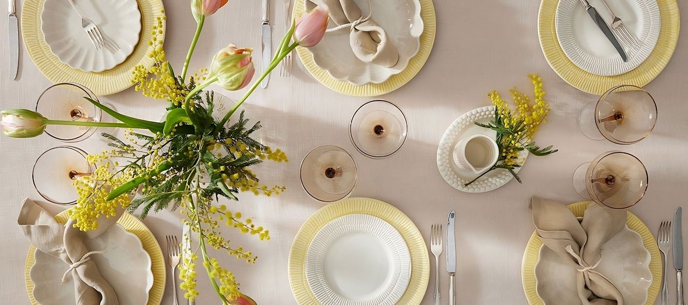 Una colorida decoración de mesa para Pascua, compuesta por platos Stripes de Mateus, vasos de Byon y servilletas de Scandi Living.