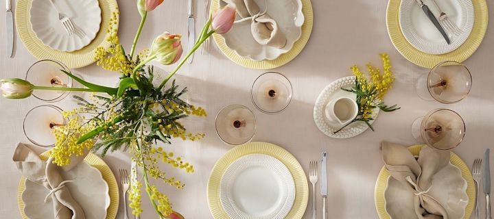 Una colorida decoración de mesa para Pascua, compuesta por platos Stripes de Mateus, vasos de Byon y servilletas de Scandi Living.