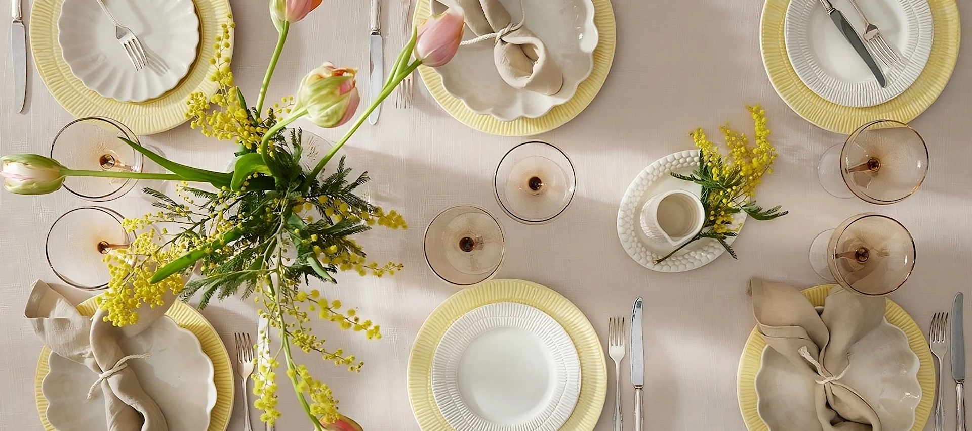 Una colorida decoración de mesa para Pascua, compuesta por platos Stripes de Mateus, vasos de Byon y servilletas de Scandi Living.
