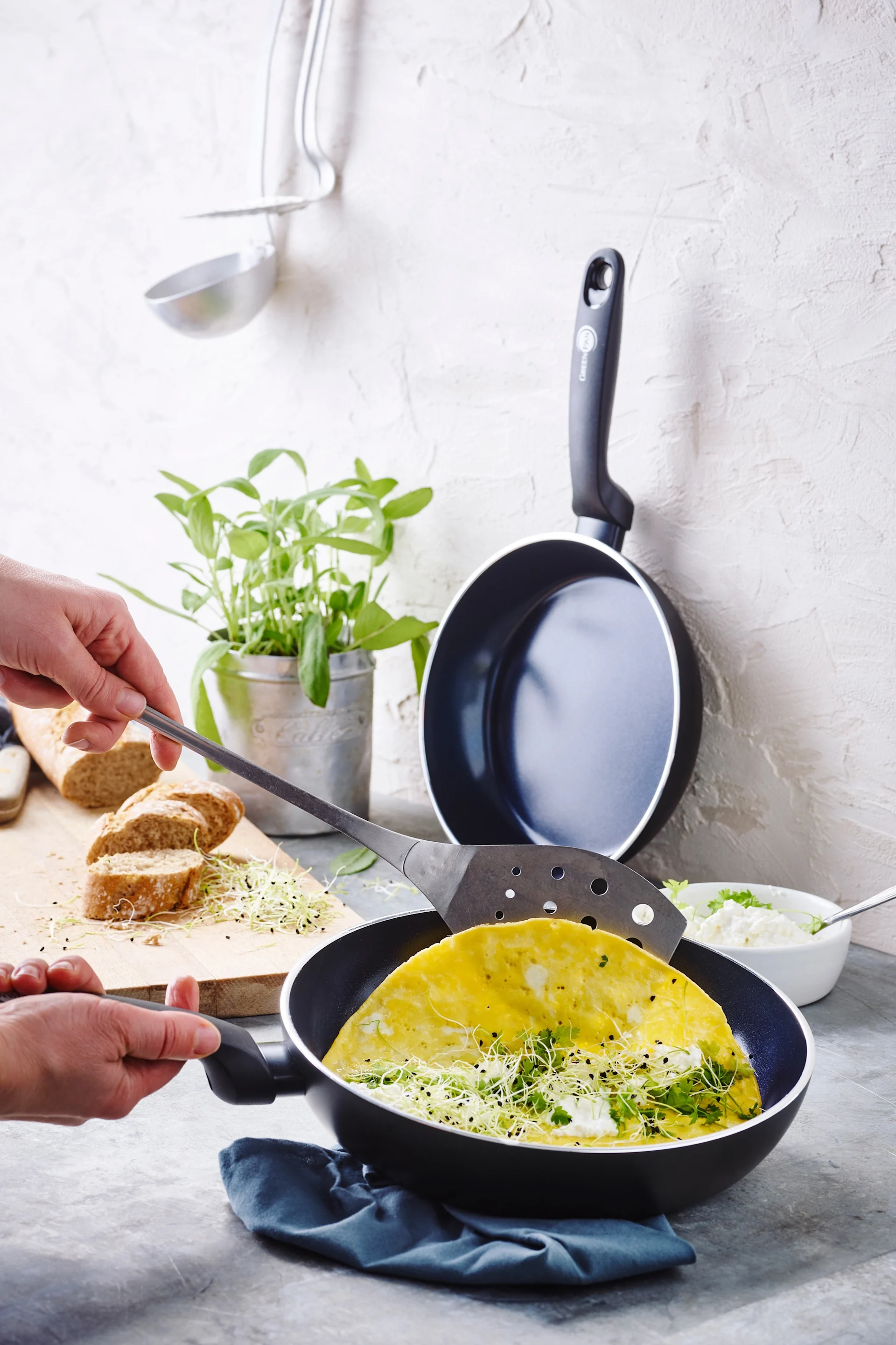 Una deliciosa tortilla hecha en el juego de sartenes antiadherentes Torino de GreenPan