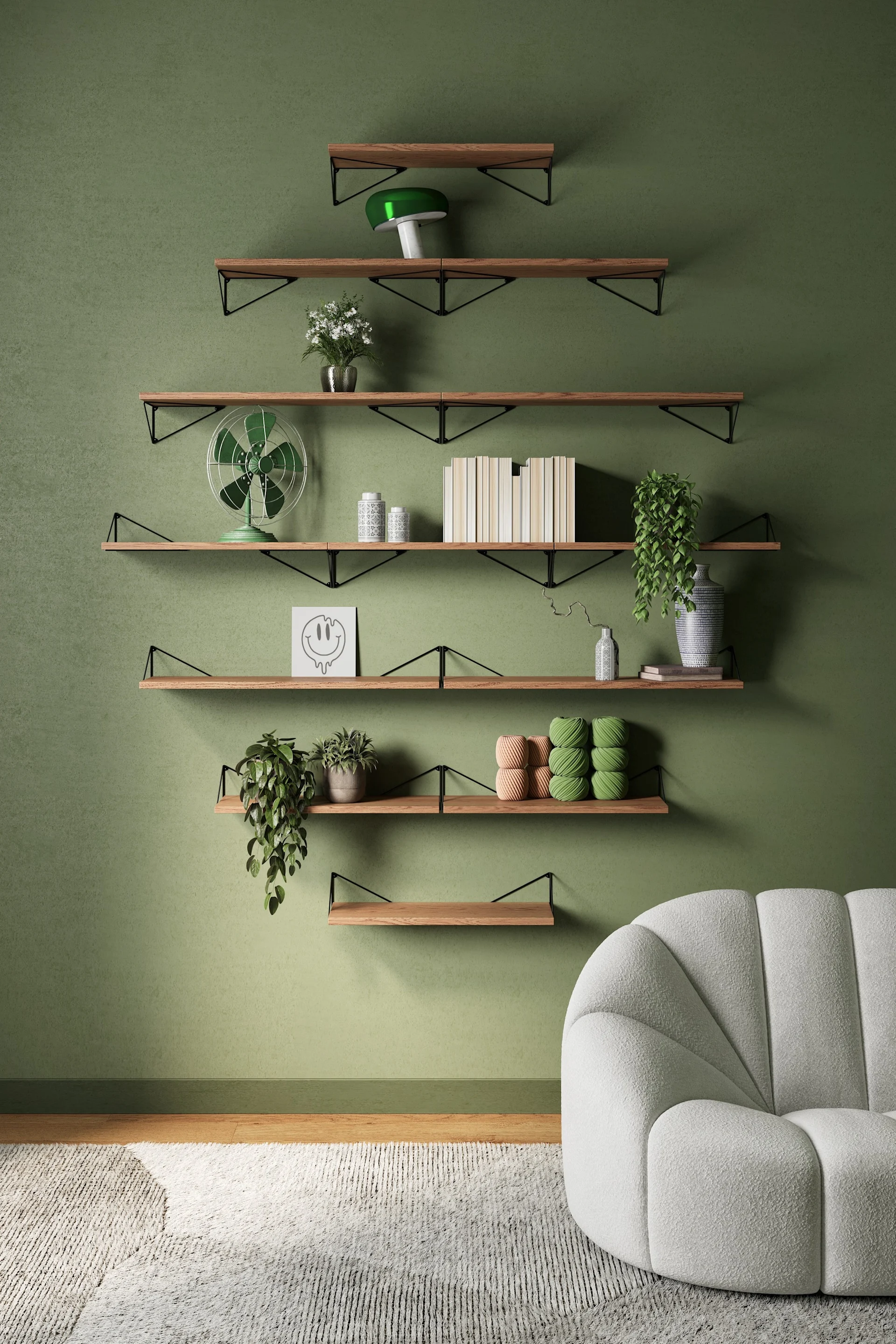 Una pared verde con estantes de madera decorados con plantas, libros, un ventilador retro, una lámpara verde de hongo y un sillón blanco texturizado sobre una alfombra.