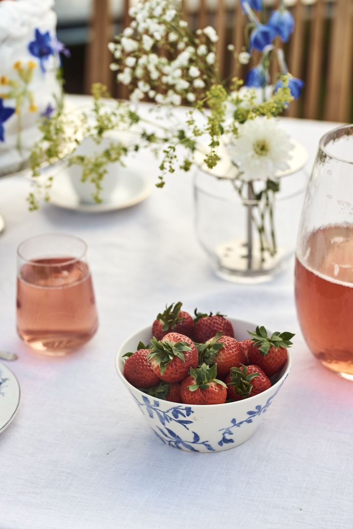 Las fresas son un clásico a la mesa de las fiestas de midsummer en Suecia. Aquí se ven en el bol Havspil de Scandi Living.