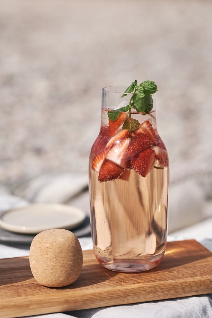 Bebidas veraniegas: una refrescante versión de la sangría: con fresas cubiertas de menta y servidas en una jarra. 