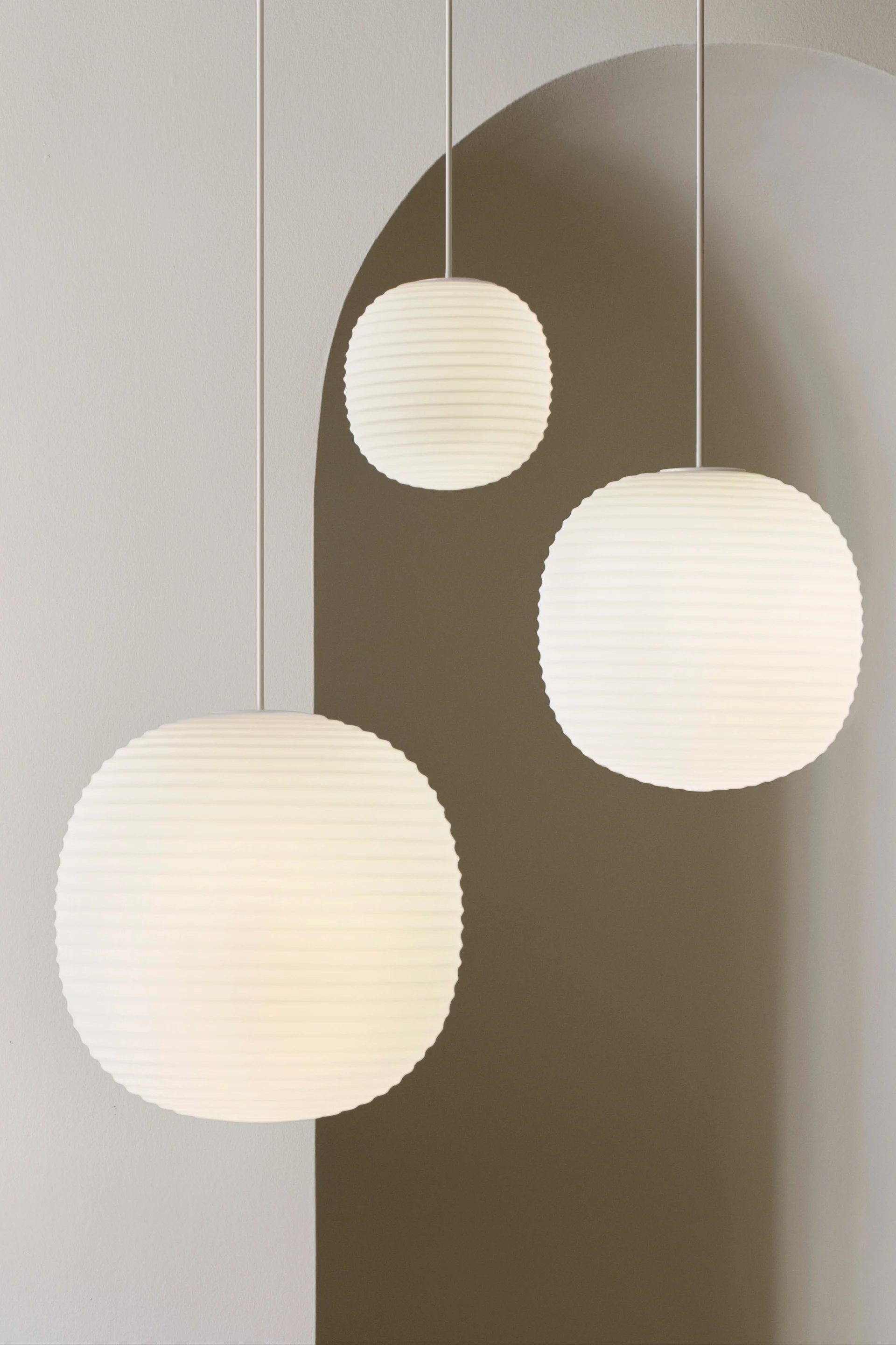 Lámparas de techo para el salón: aquí cuelgan tres lámparas colgantes Lantern de New Works.