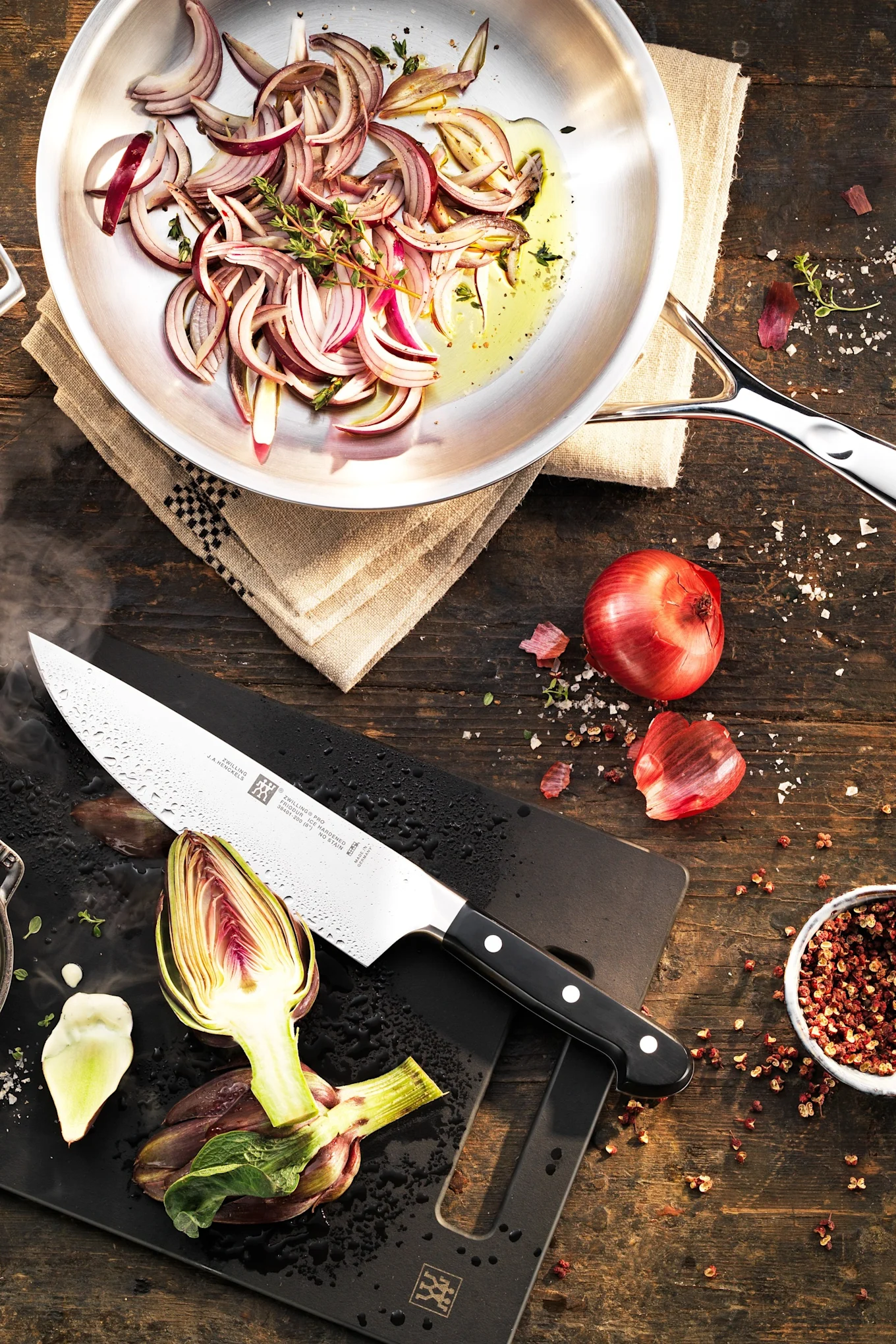 Aquí se saltean cebollas en la sartén Proline de Demeyere.