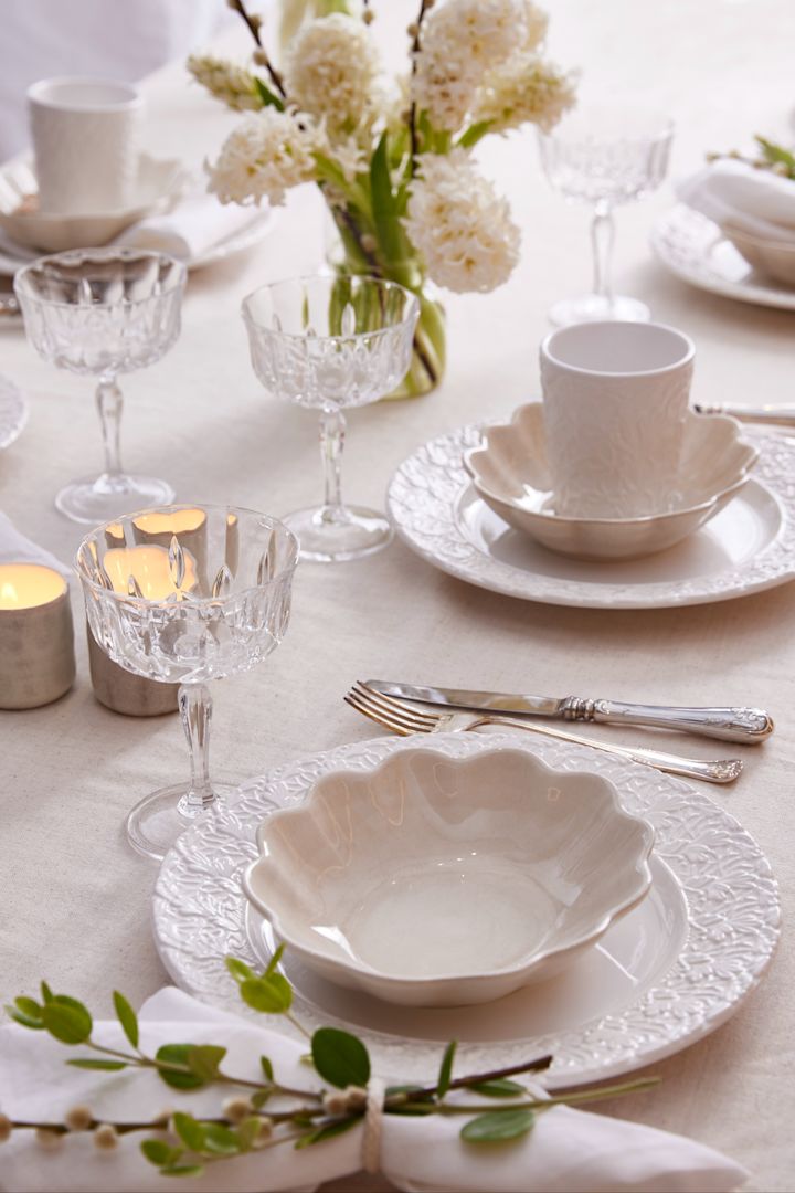Un juego de mesa en blanco, compuesto por un cuenco Oyster y un plato Lace de Mateus.