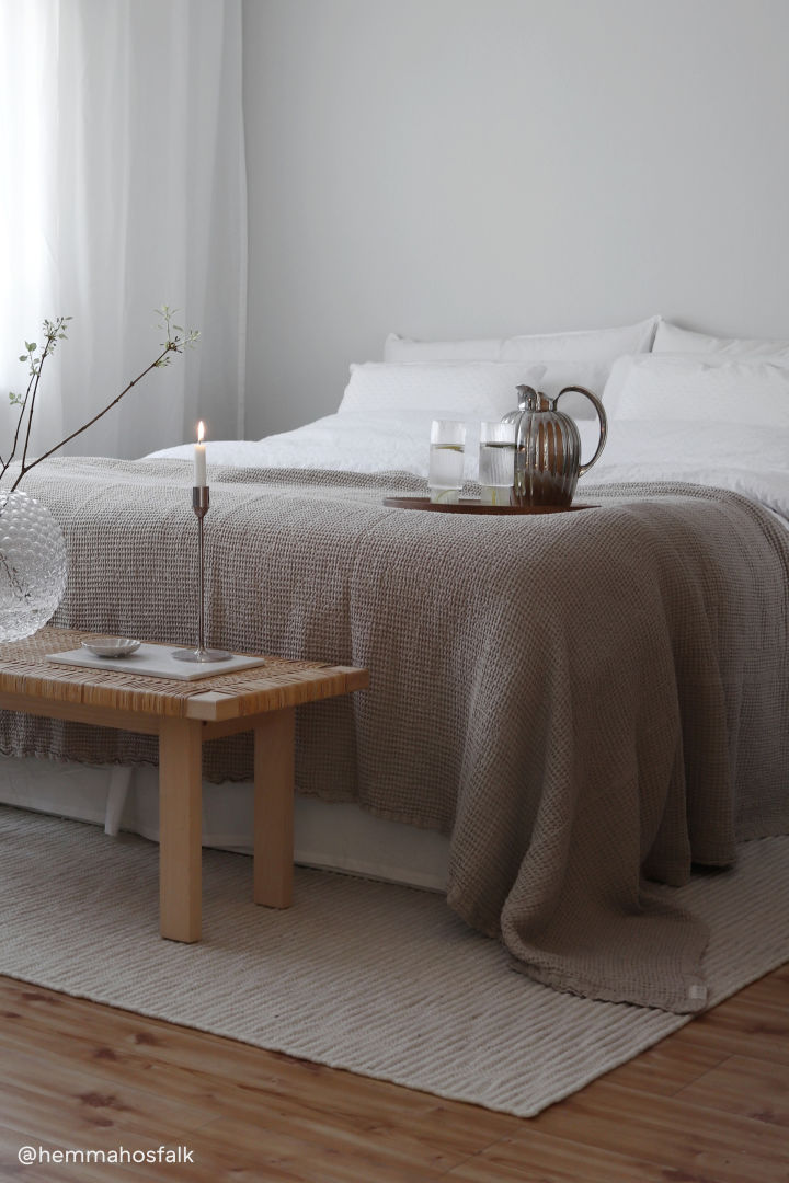 Elige la alfombra adecuada - La alfombra de lana Pebble en blanco de Scandi Living da a tu dormitorio una sensación acogedora y cálida. Foto: @hemmahosfalk