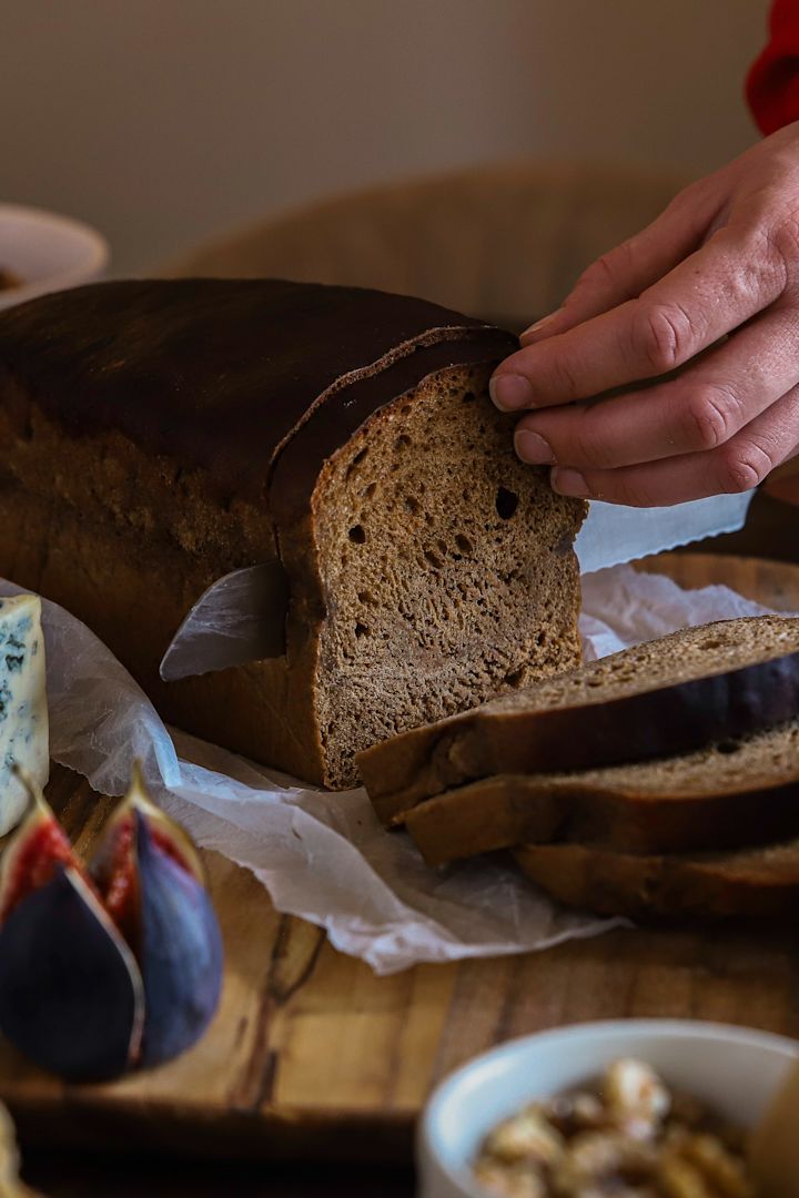Los consejos de Baka med Frida sobre recetas navideñas sencillas incluyen un clásico vörtbröd, que se corta con el cuchillo para pan Norr de Fiskars para obtener finas y finas rebanadas. Foto: Frida Skattberg.