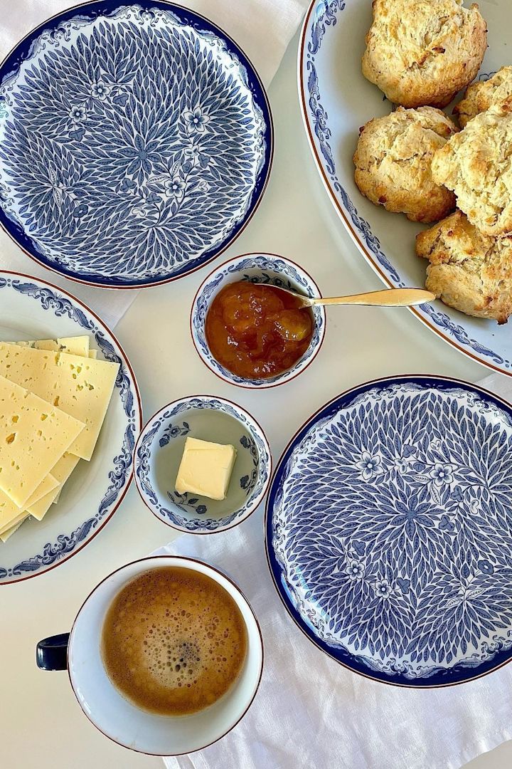 San Valentín en casa: sirve un acogedor desayuno a tu pareja, con panecillos caseros, café y mermelada, servidos en la vajilla Ostindia de Rörstrand como @12delar.